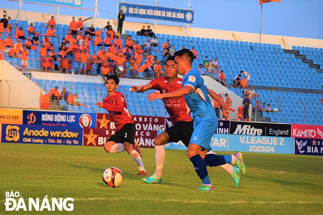 Minh Quang (áo xanh) ghi 3 bàn giúp SHB Đà Nẵng giành chiến thắng trước Long An. 