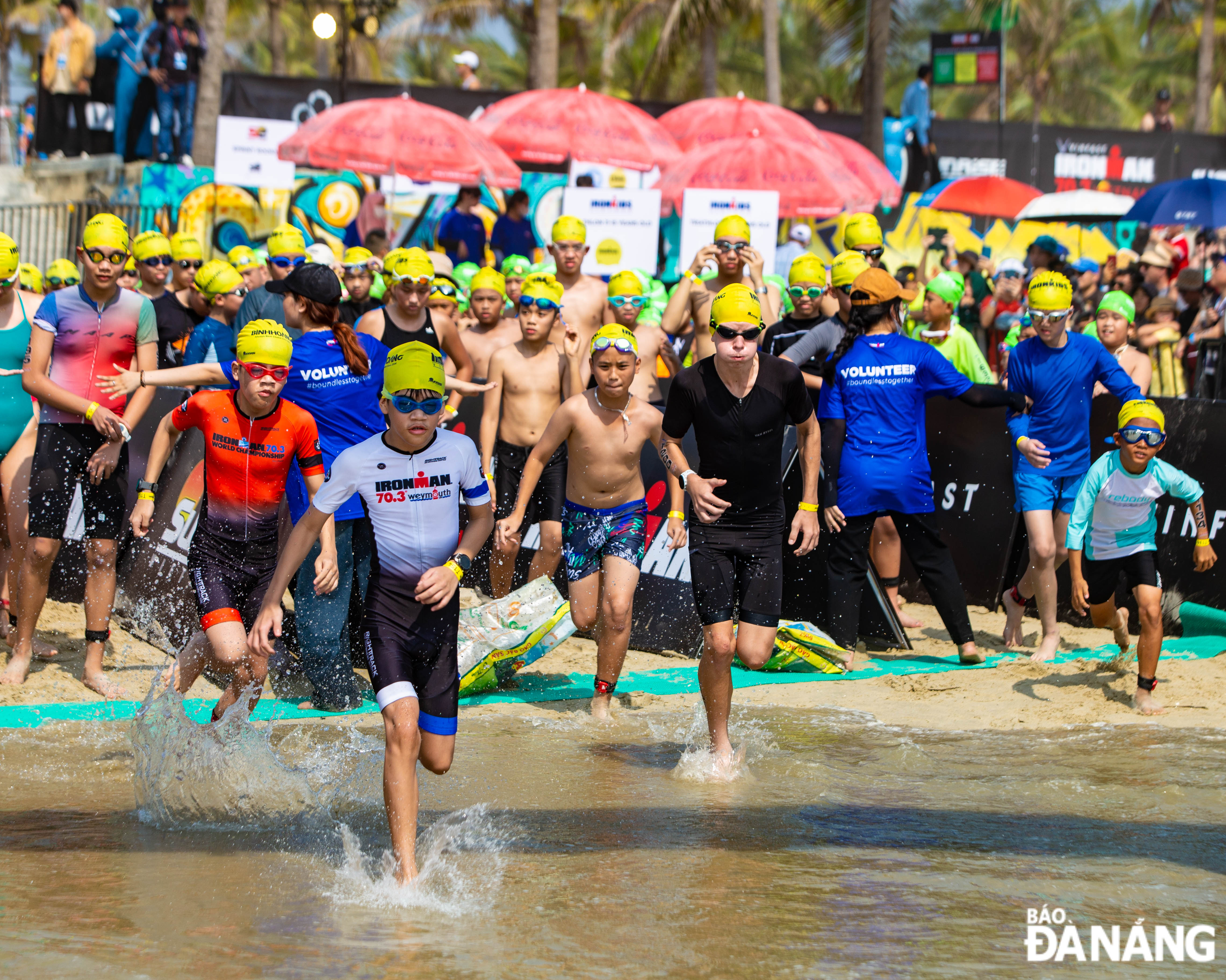 The young athletes starting with the swimming competition.