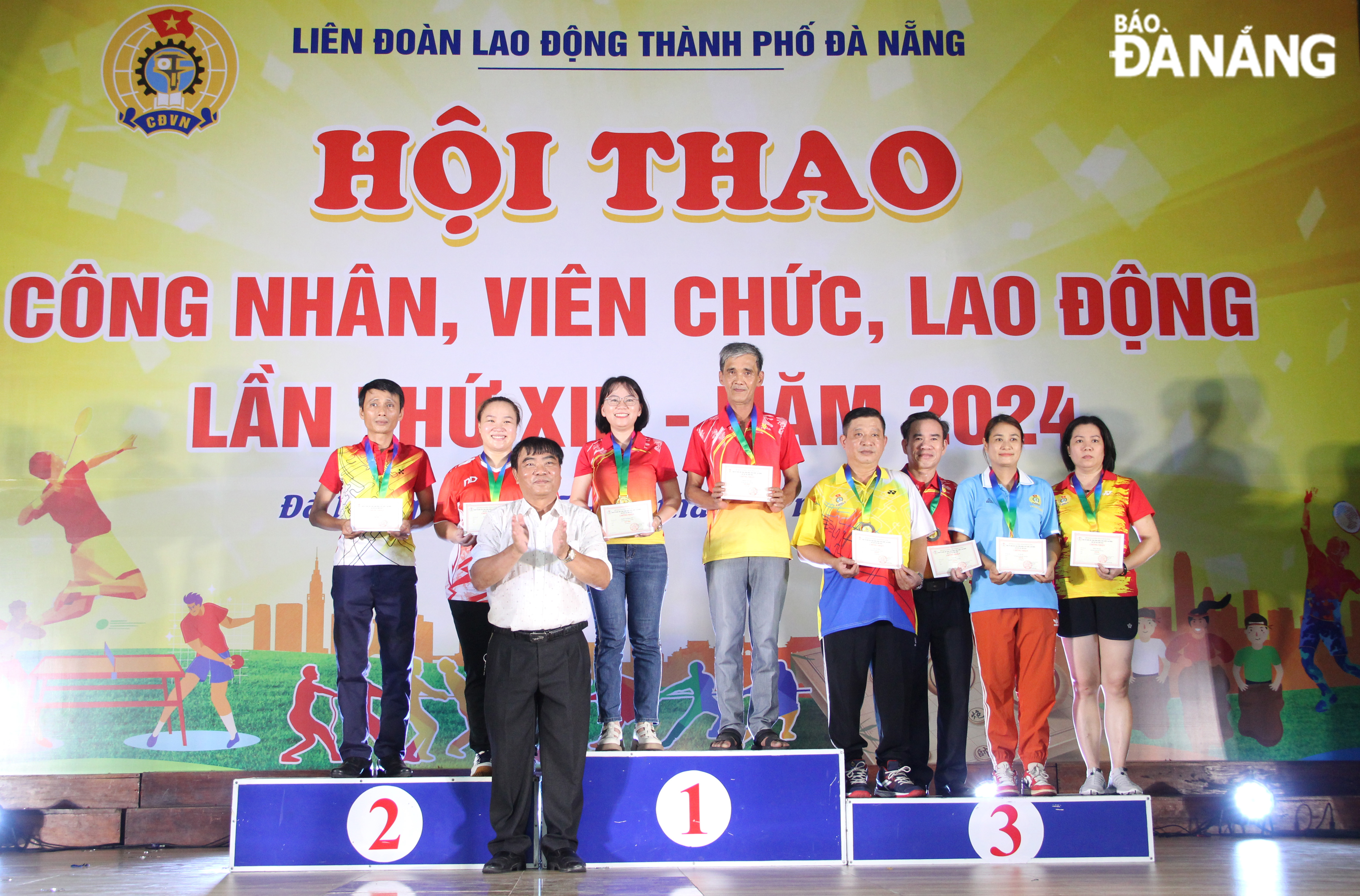 Ban tổ chức trao huy chương vàng, bạc, đồng cho các vận động viên xuất sắc của bộ môn cờ tướng. Ảnh: X.H