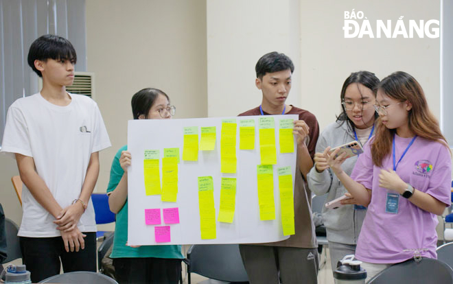 A group of students discussed solutions and ideas for fine dust control in the Non Nuoc Stone Carving Village. Photo: K.N