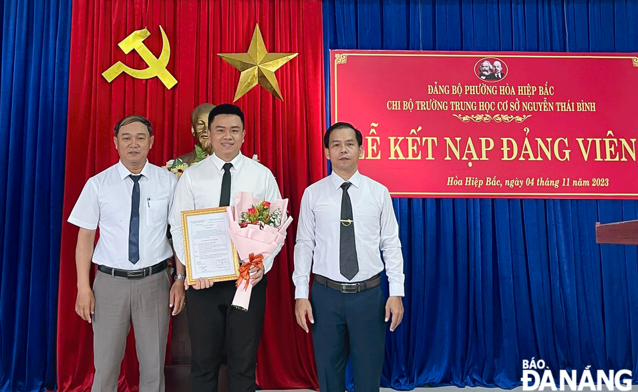 Chi bộ Trường THCS Nguyễn Thái Bình tổ chức kết nạp quần chúng ưu tú vào Đảng. Ảnh:  PV	