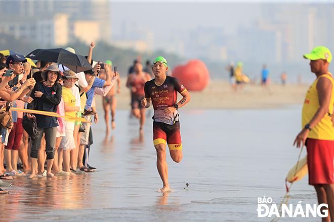 Due to large waves, the organisers changed the swimming route to ensure the safety of the athletes and the success of the race.