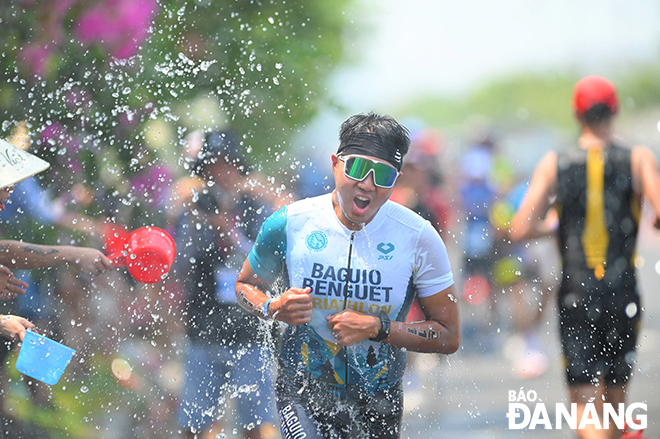 Athletes were given water during the race by vounteers