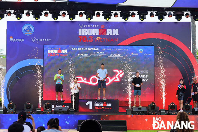 Deputy Director of the Department of Culture and Sports Nguyen Trong Thao giving awards to the top 3 male finishers