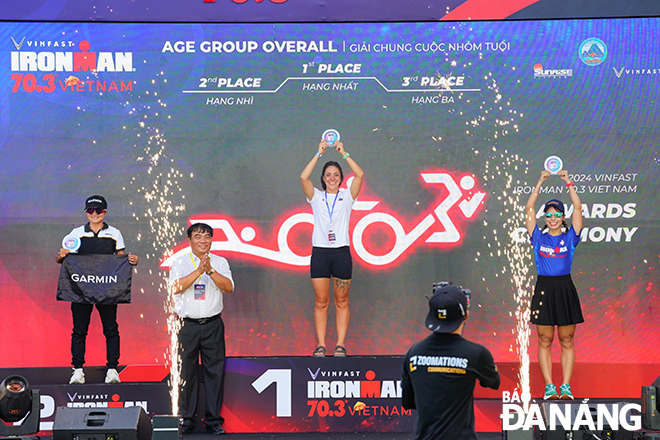 Deputy Director of the Department of Culture and Sports Nguyen Trong Thao presenting awards to the top 3 female finishers.