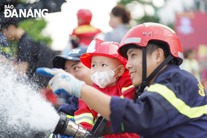 Child patients with cancer getting hands-on experience of being a firefighter at the Da Nang Hospital for Women and Children’s campus. Photo: L.V