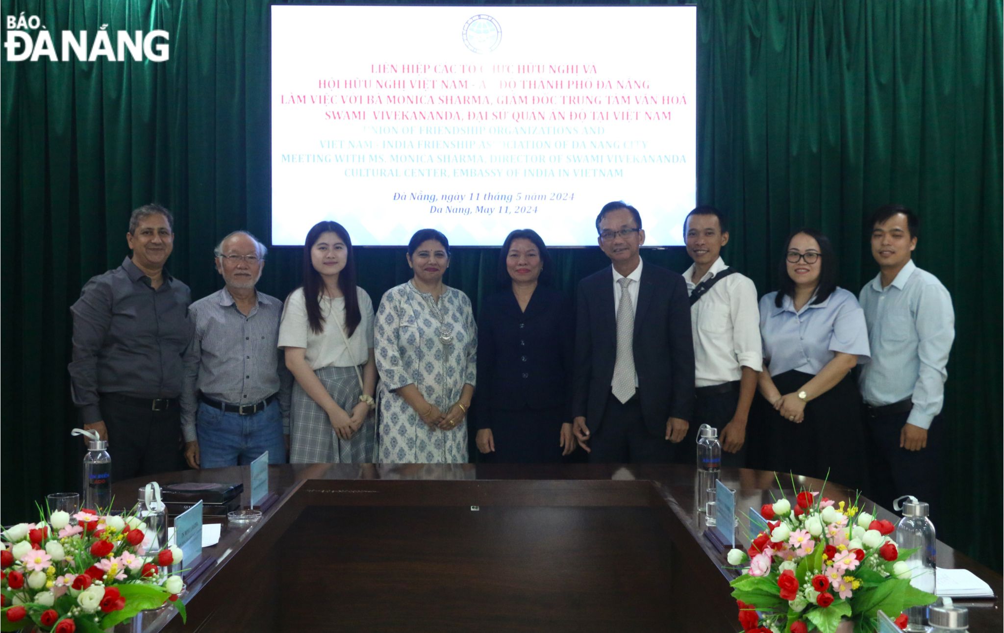 Vice Chairwoman of the Da Nang Union of Friendship Organisations Nguyen Thi Kim Tuyen (5th, from right) and Ph.D Monica Sharma (4th, from left) takes souvenir photos with the delegations of the both sides. Photo: T.P