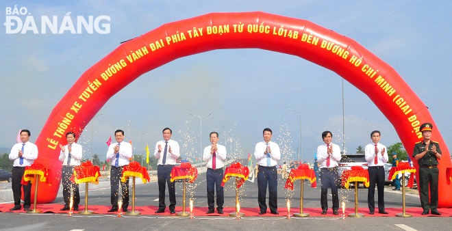 Leaders of Da Nang and departments and agencies cutting ribbons to inaugurate the western ring road