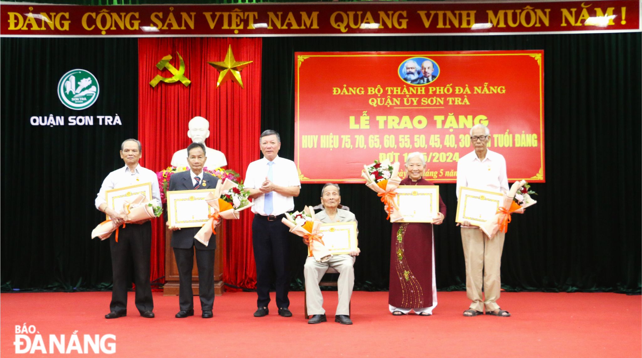 Trưởng ban Dân vận Thành ủy Lê Văn Trung (thứ 3, từ trái sang) trao Huy hiệu cho các đảng viên 65, 60 năm tuổi Đảng. Ảnh: T.P
