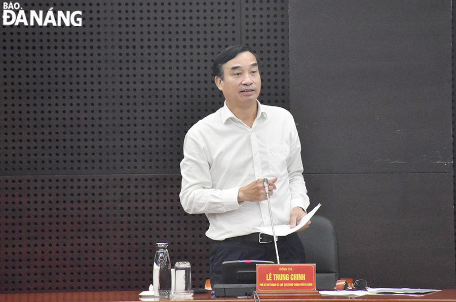 Chairman of the Da Nang People's Committee Le Trung Chinh highly praising relevant units and businesses for their preparation for DIFF 2024. Photo: THU HA