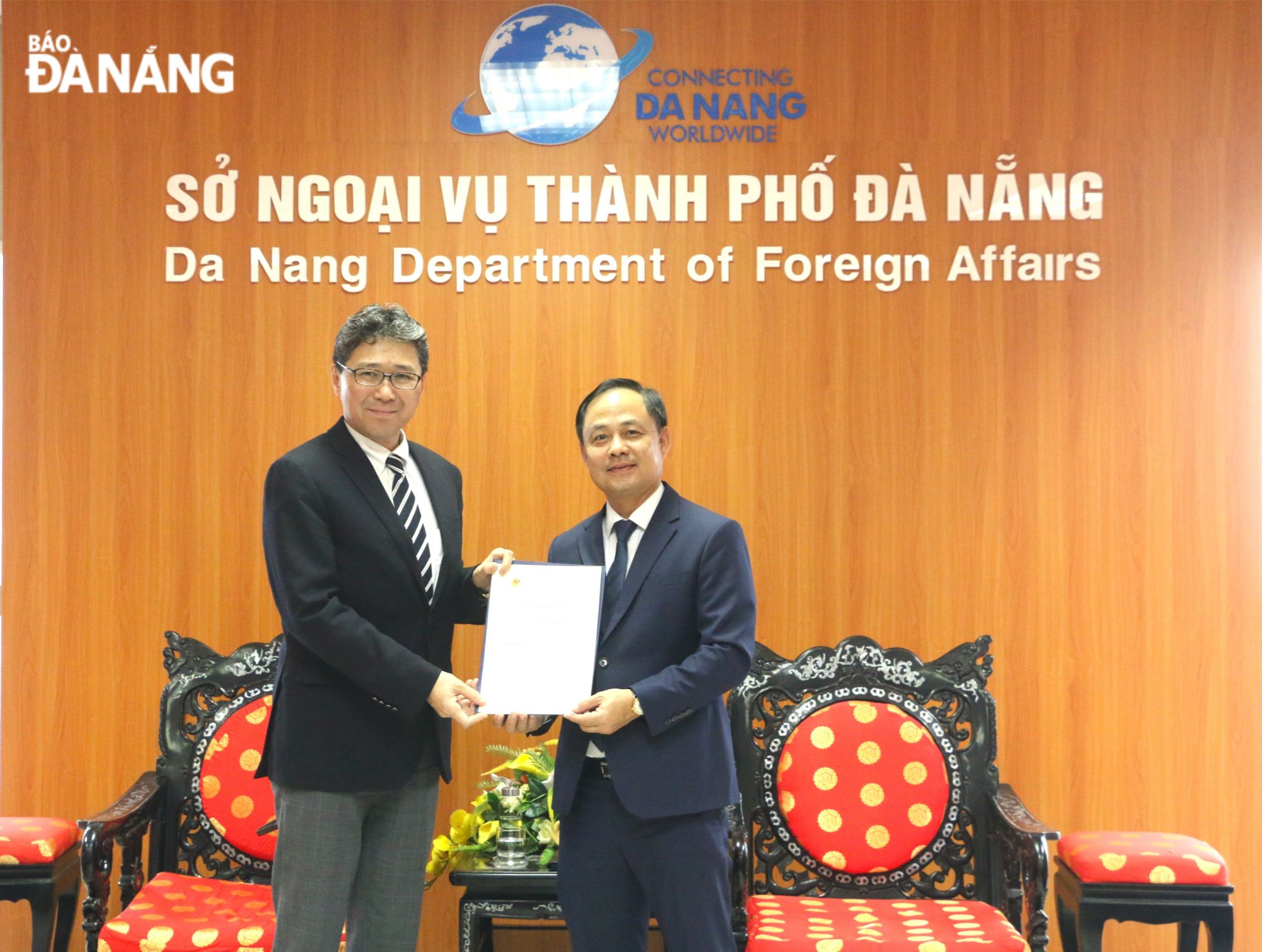 Mr. Mori Takero, the newly-accredited Consul General of Japan in Da Nang, on Monday morning, handing a consular authentication to Director of the Da Nang Department of Foreign Affairs Nguyen Xuan Binh