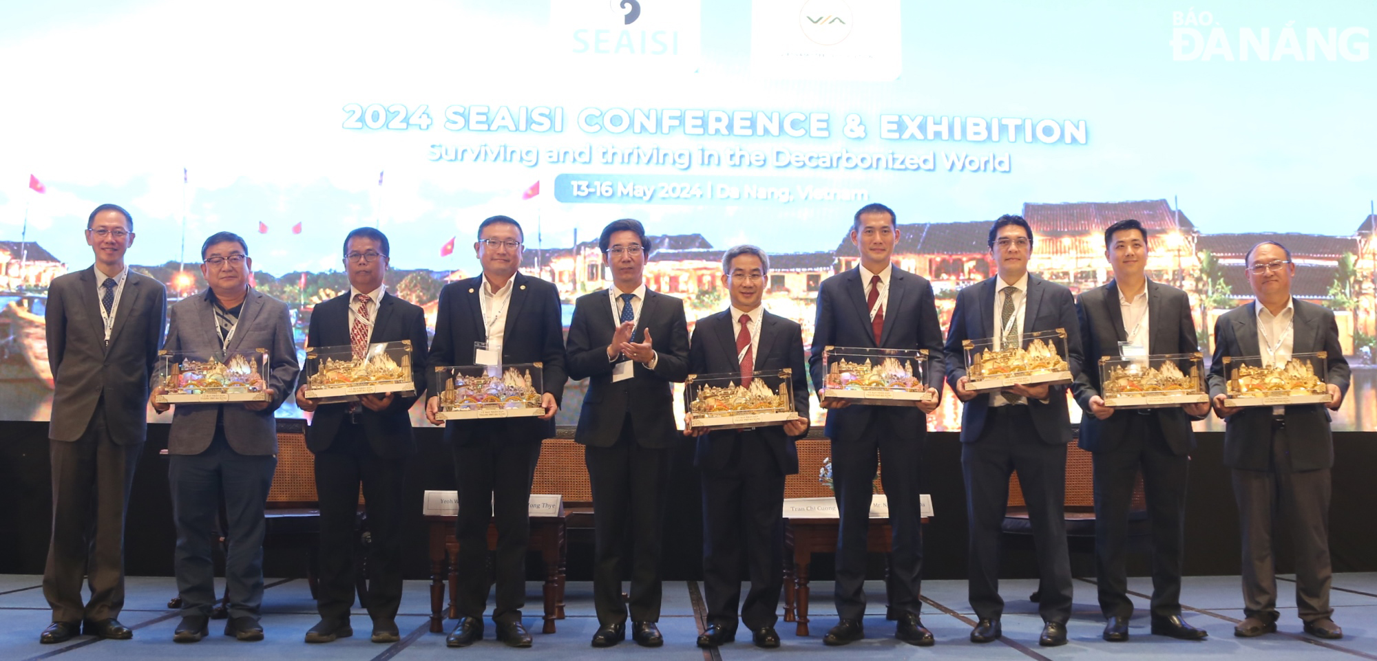 Da Nang People's Committee Vice Chairman Tran Chi Cuong (5th, left) presents a momento to SEAISI leaders and VSA. Photo: HOANG HIEP