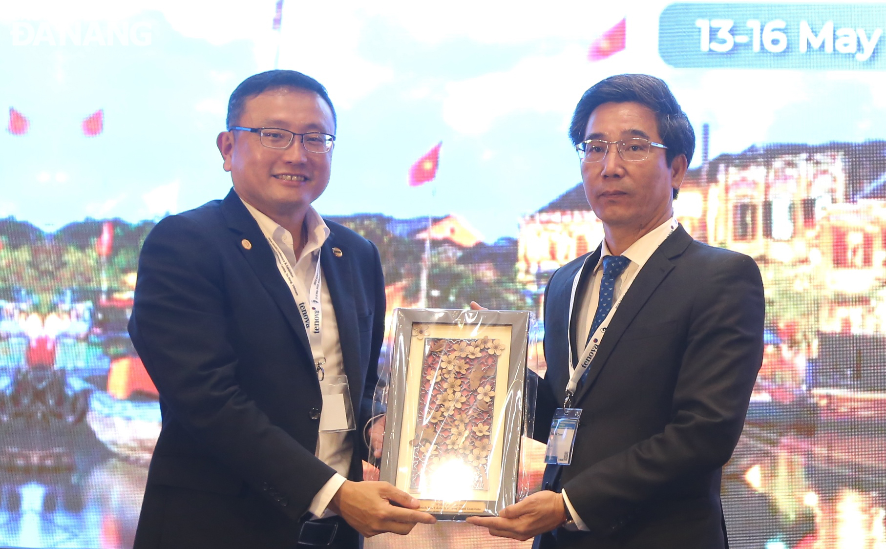 The SEAISI President (left) presents a momento to Da Nang People's Committee Vice Chairman Tran Chi Cuong. Photo: HOANG HIEP