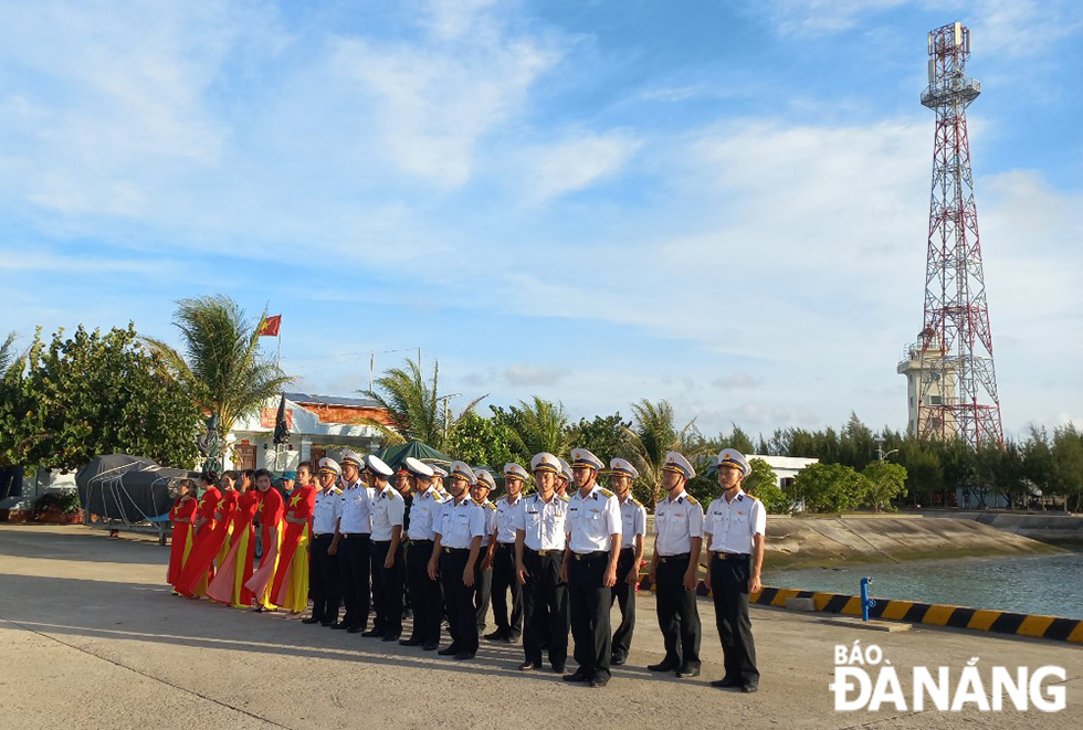 The navy soldiers and civilians on Sinh Ton Island, Truong Sa Archipelago, warmly welcomed a delegation from Da Nang for a visit in April 2024. Photo: TRIEU TUNG