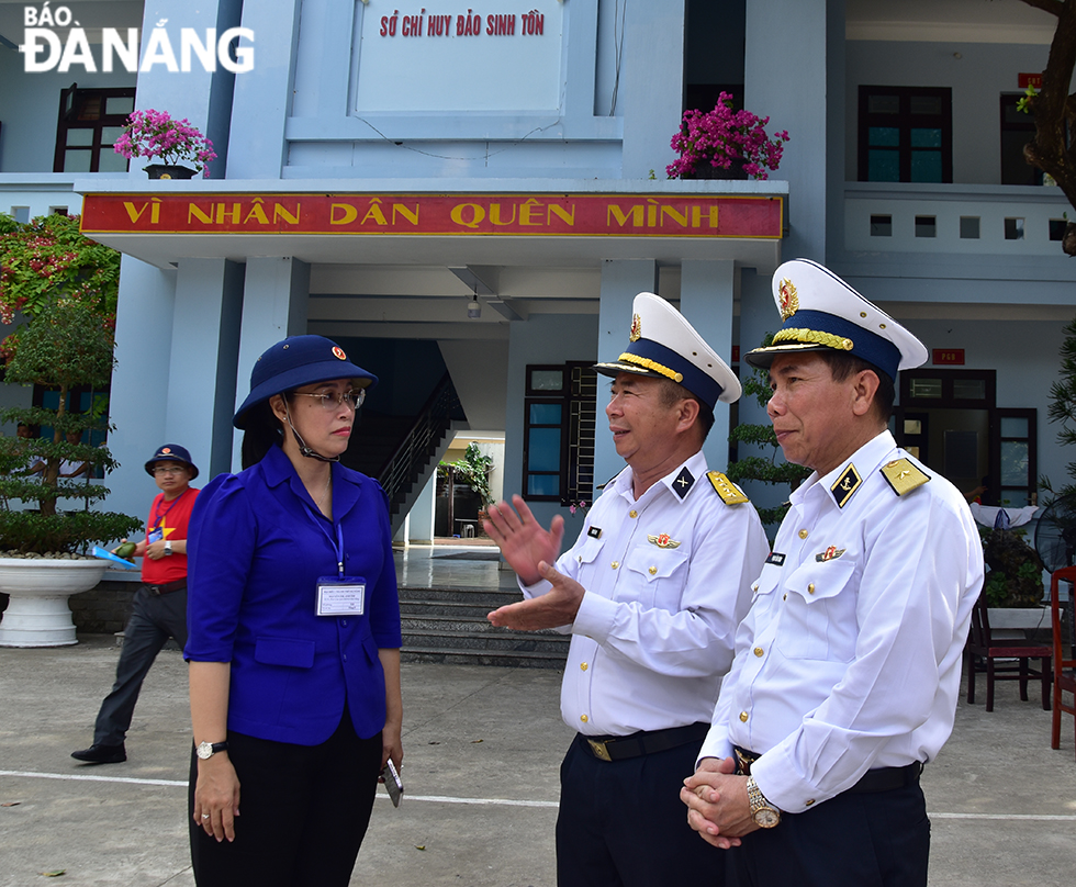 Rear Admiral Pham Van Hung, Deputy Chief of the Staff of the Viet Nam People's Navy, (right) and Vice Chairwoman of the Da Nang People's Council Nguyen Thi Anh Thi (left) listening to the report about the work and life of navy soldiers and civilians on the Sinh Ton Island. Photo: TRIEU TUNG