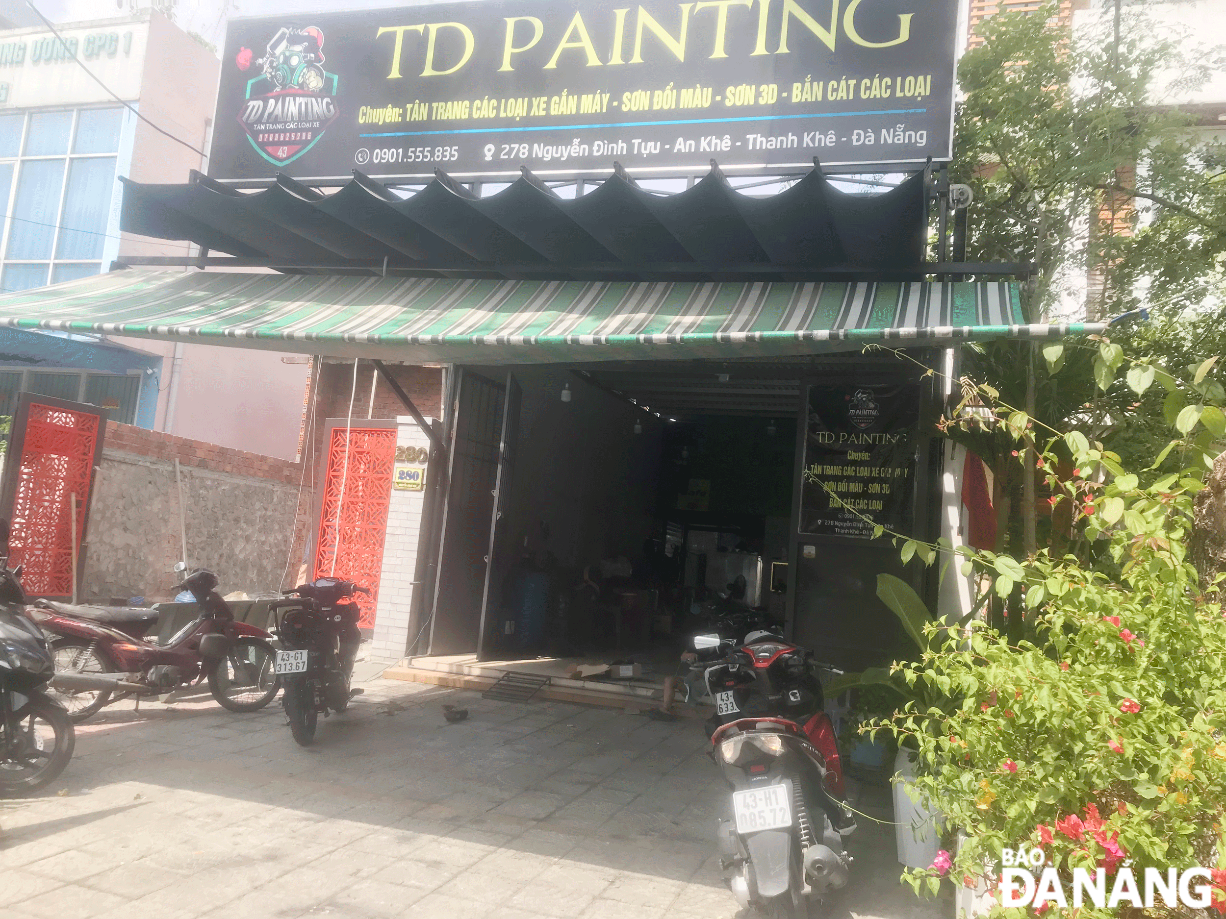 Người dân phản ánh cơ sở sơn xe máy trên đường Nguyễn Đình Tựu, phường An Khê hoạt động phát tán mùi môi, gây ô nhiễm trong khu dân cư.  Ảnh: KHÁNH HUYỀN