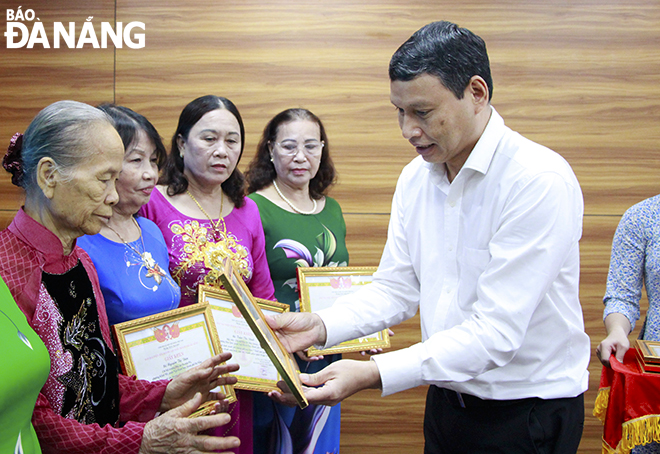 Phó Chủ tịch Thường trực UBND thành phố Hồ Kỳ Minh tặng giấy khen cho các phụ nữ tiêu biểu. Ảnh: X.D