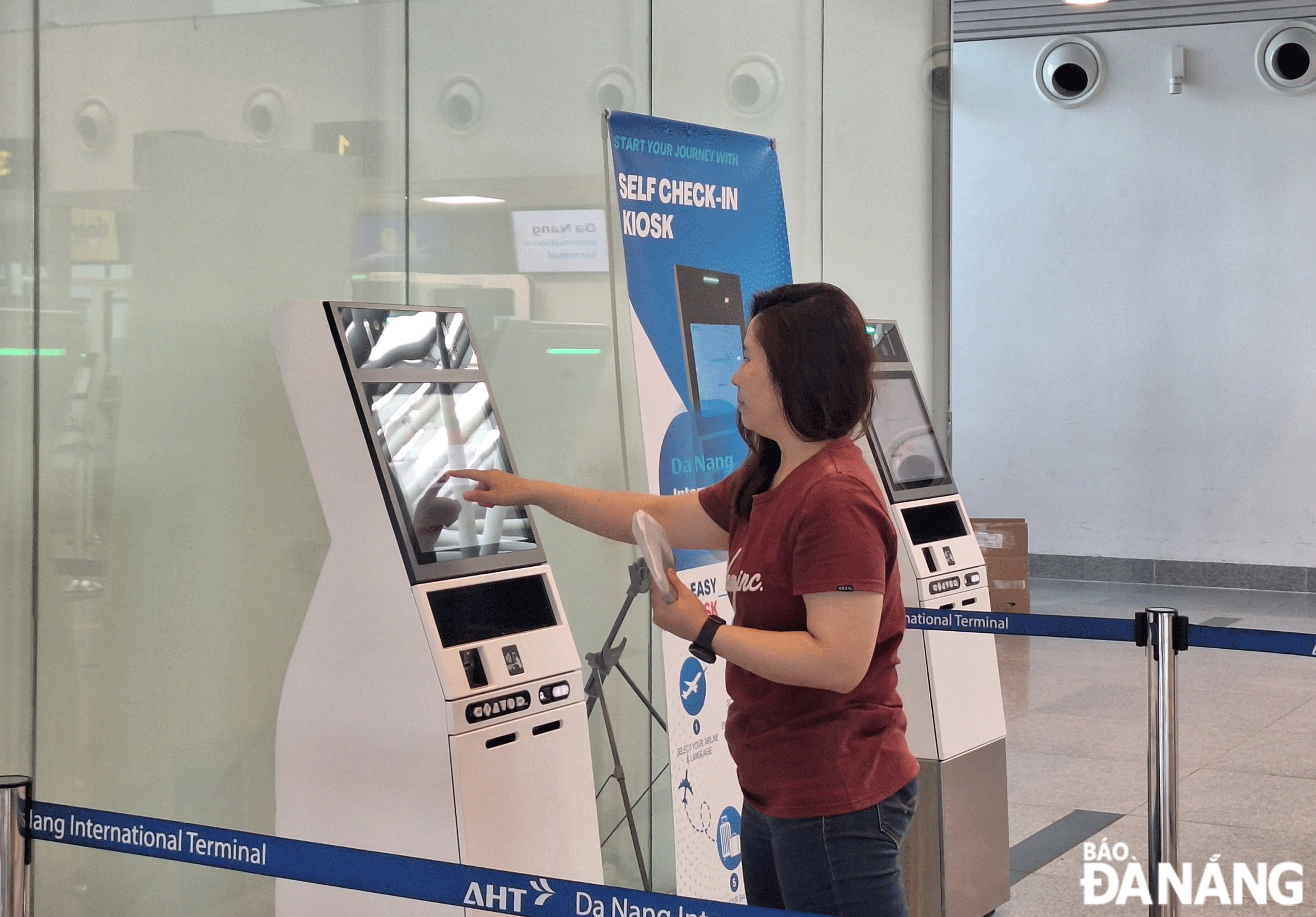  Tourists self-check-in at an automatic kiosk at the Da Nang International Airport. Photo: THU HA