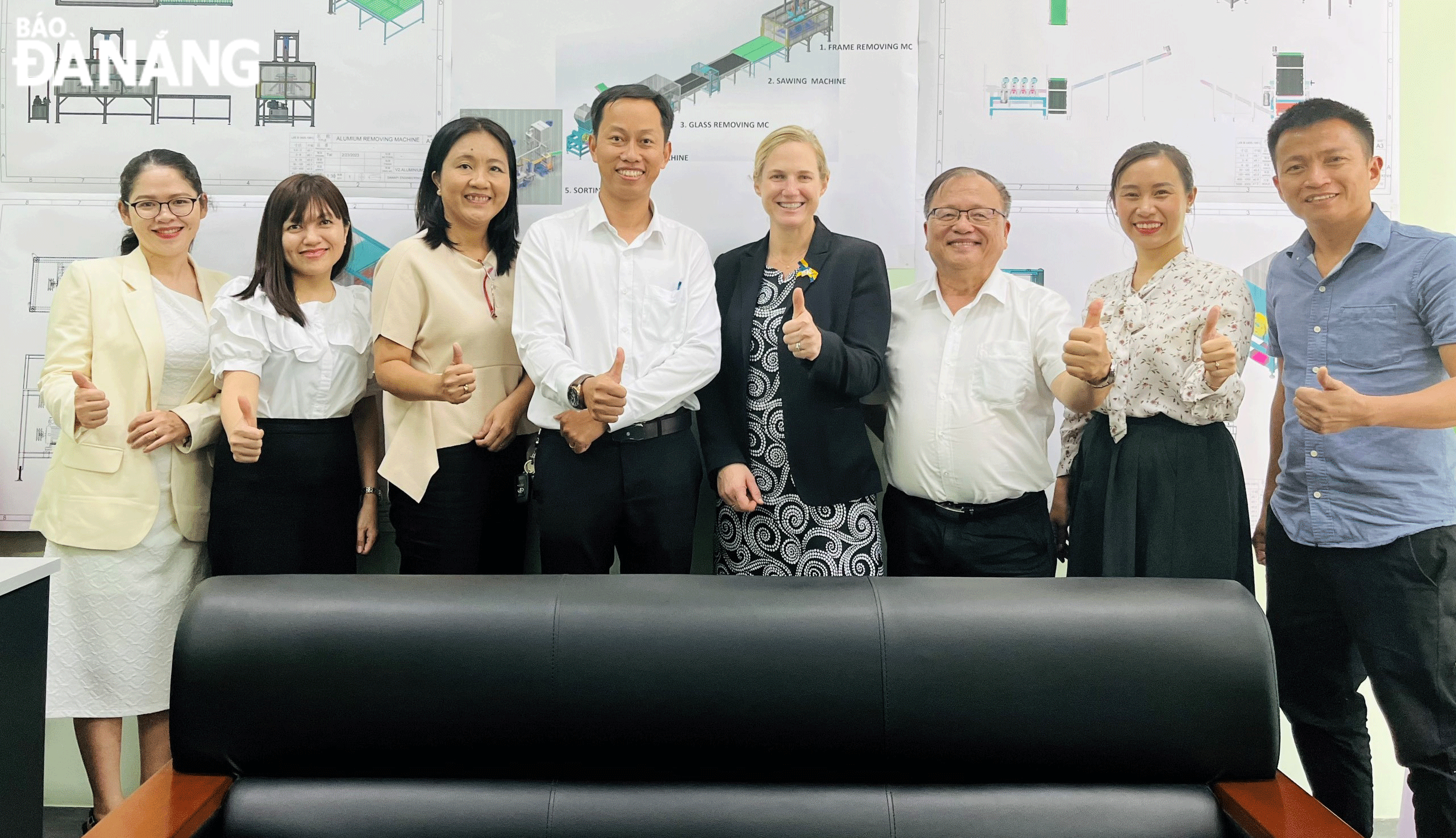 Ms. Lynne Gadkowski (4th, right), Economic Counselor of the US Embassy in Viet Nam, working with representatives of the project on processing and recycling waste solar batteries  Photo: M.Q