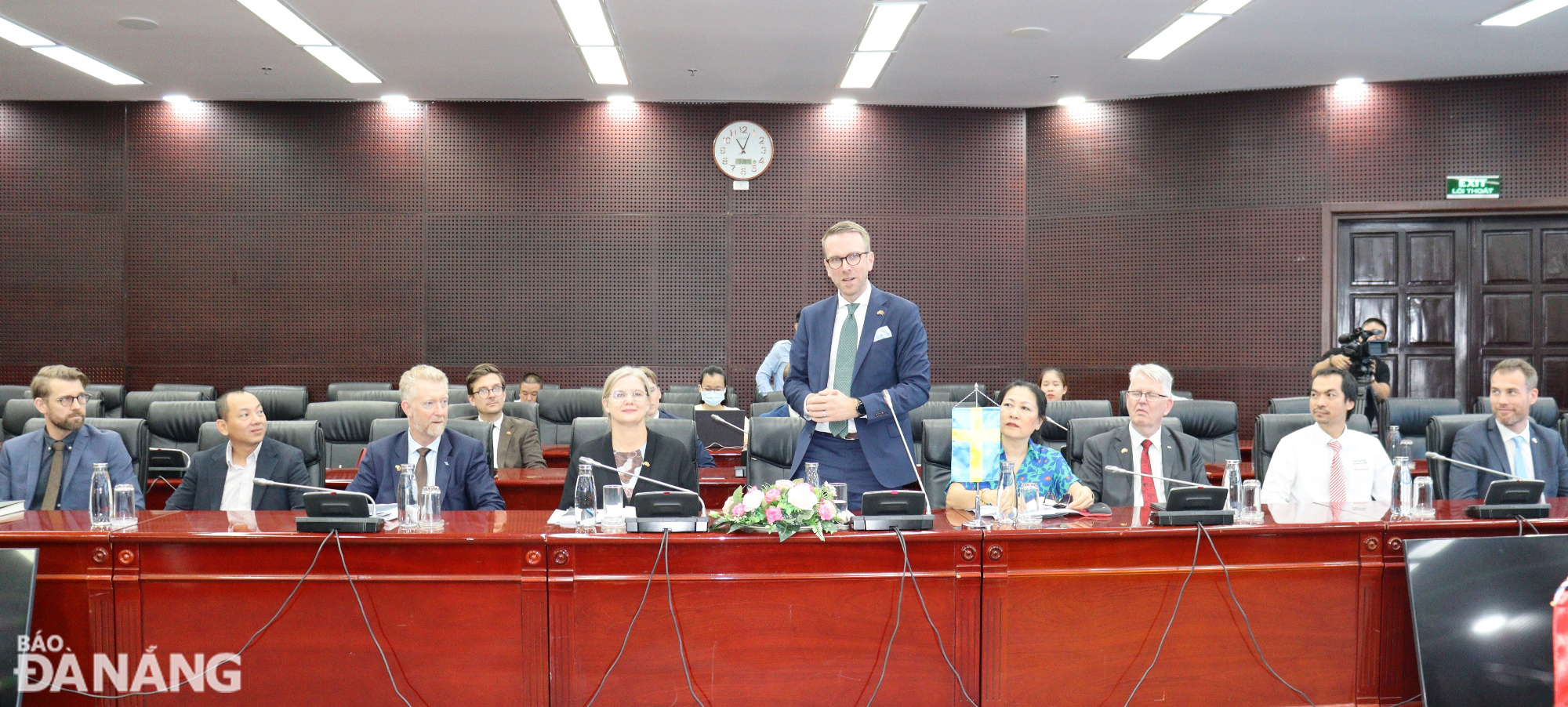 Swedish Minister of Infrastructure and Housing Andreas Carlson speaking at the meeting. Photo: HOANG HIEP