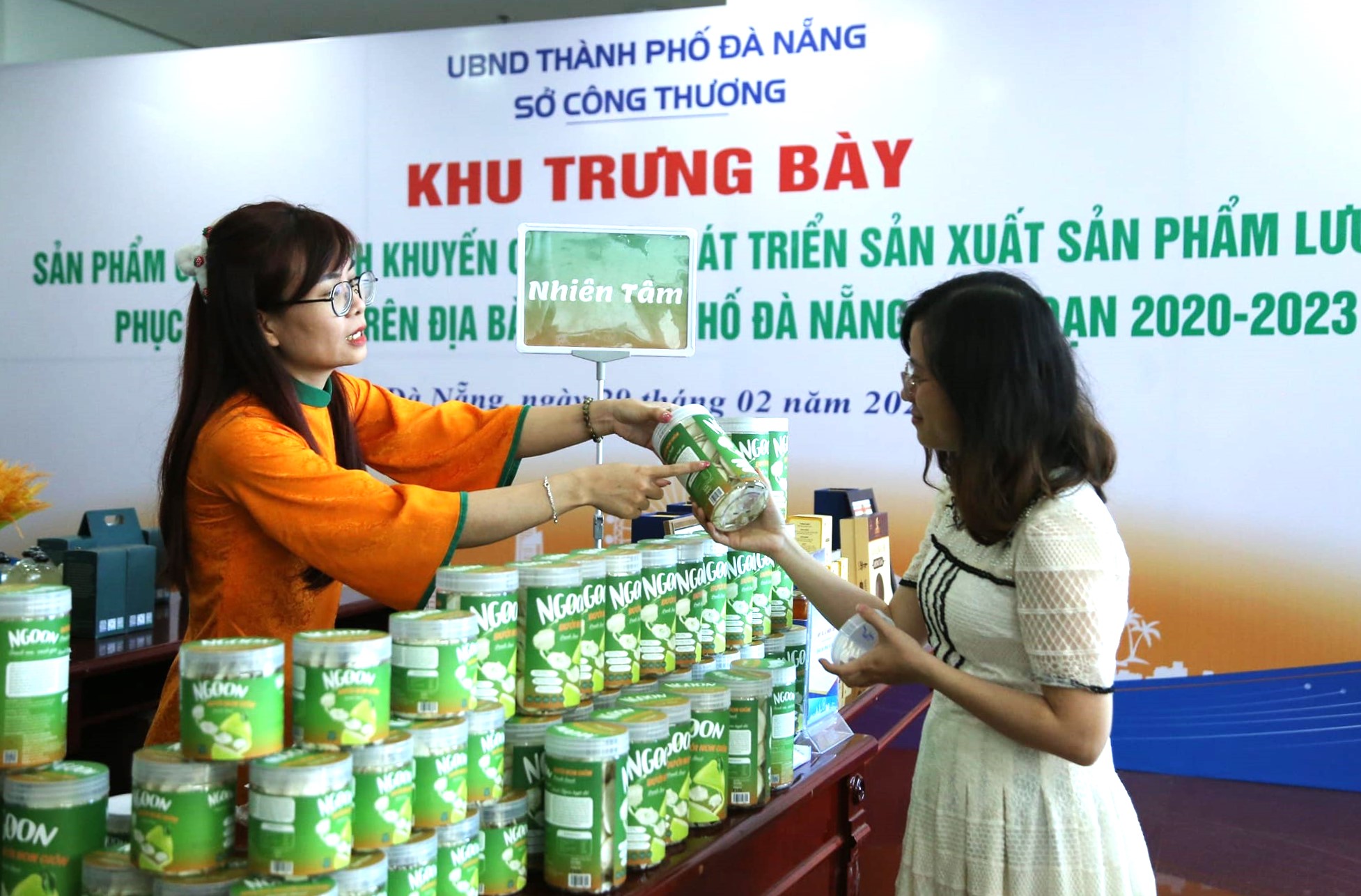 Ms. Nguyen Thi Thanh Tam (left) introducing her Ngoon crispy young grapefruit jams to customers.