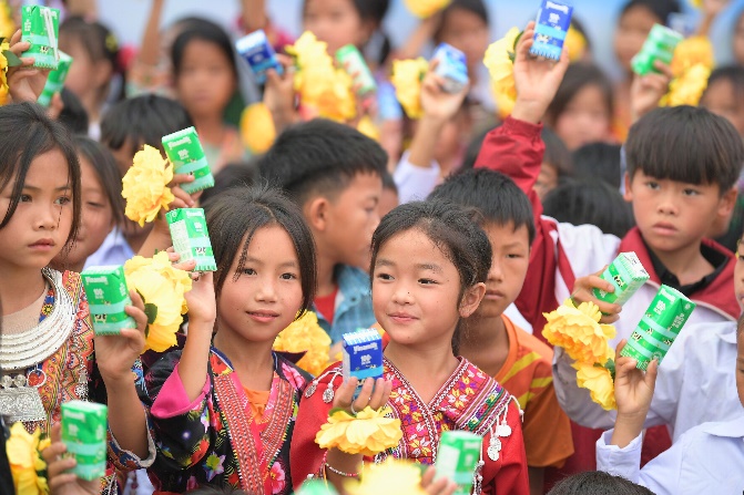 Từ nay mỗi ngày đến lớp, các em nhỏ tại Nậm Vì, Điện Biên có thêm hộp sữa là “người bạn mới”. Ảnh: Công ty VNM cung cấp