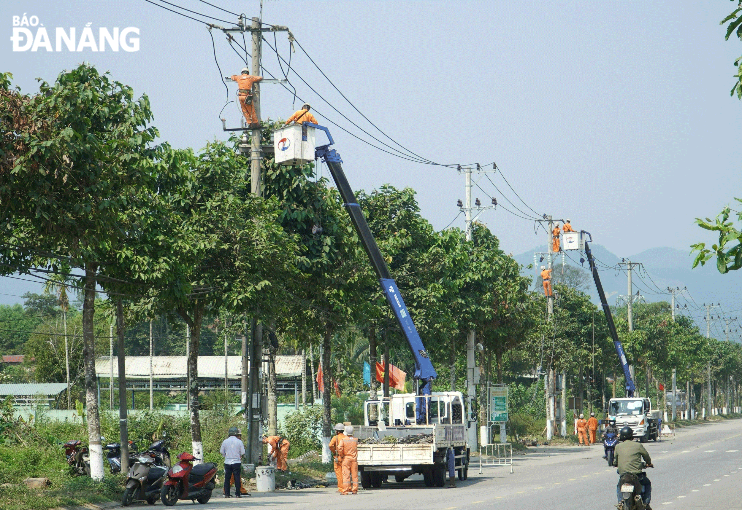 Ngành điện lực triển khai đồng bộ các giải pháp nhằm bảo đảm cấp điện mùa nắng nóng trên địa bàn thành phố. Ảnh: TRẦN TRÚC	