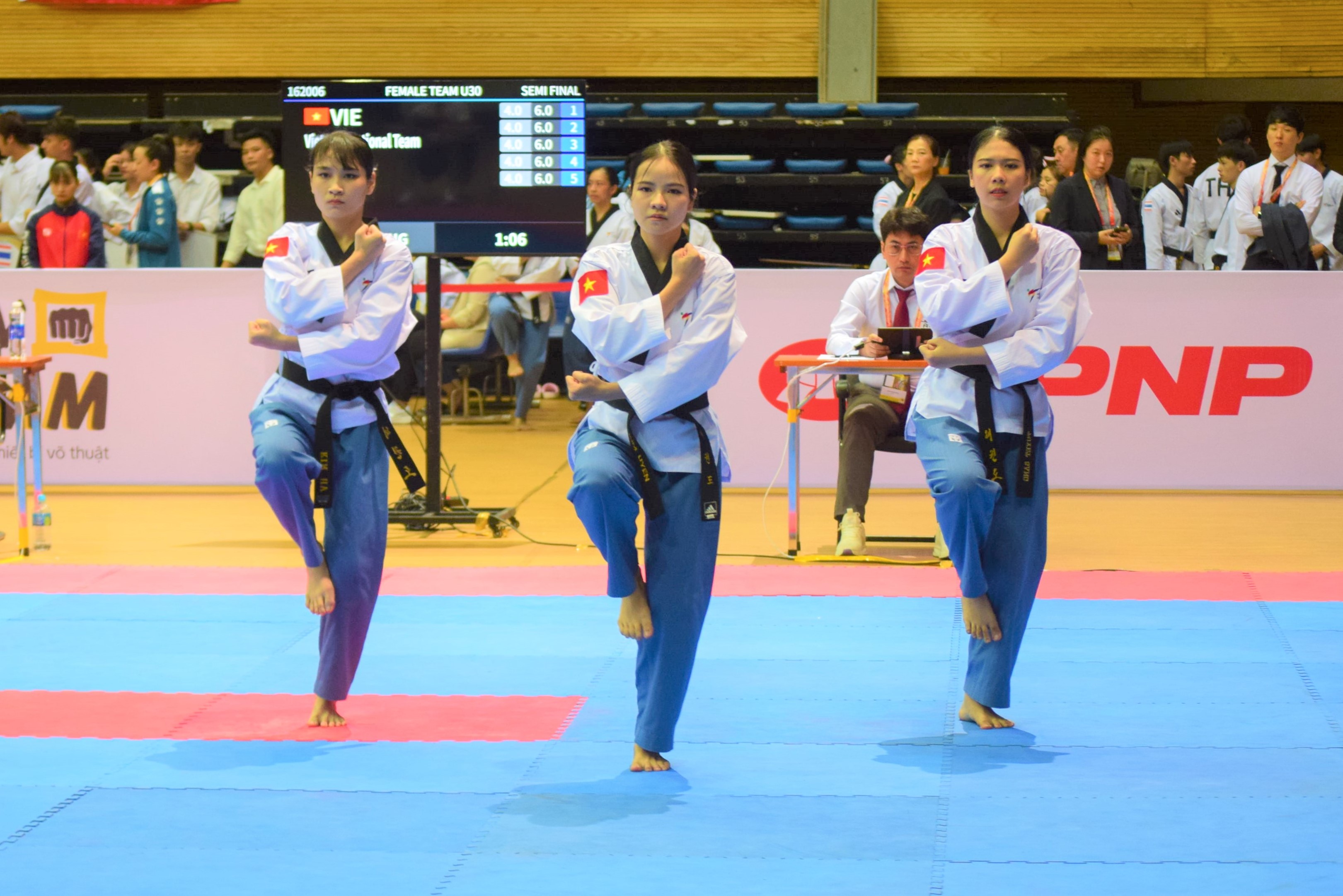 Các vận động viên đội tuyển Taekwondo Việt Nam tranh tài nội dung quyền đồng đội nữ tại giải vô địch Taekwondo châu Á 2024. Ảnh: P.N	