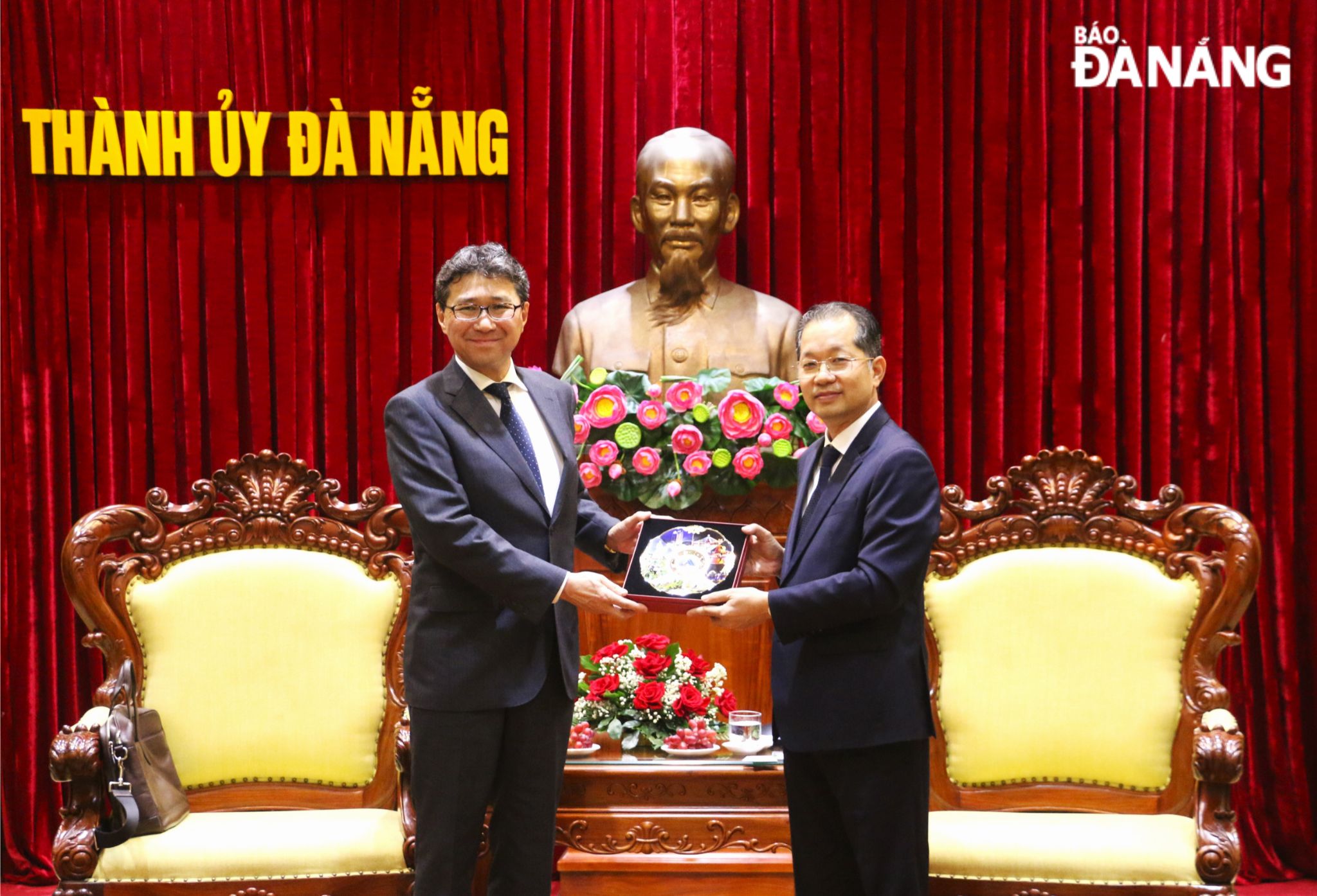 Da Nang Party Committee Secretary Nguyen Van Quang (right) presenting a souvenir to the newly-accredited Japanese Consul General in Da Nang, Mr. Mori Takero. Photo: T.P