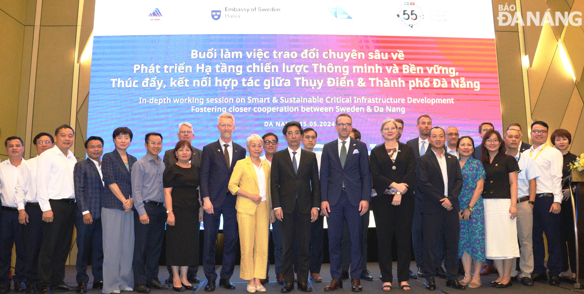 Vice Chairman of the Da Nang People's Committee Tran Chi Cuong taking a souvenir photo with Swedish Minister of Infrastructure and Housing Andreas Carlson, and delegates. Photo: HOANG HIEP