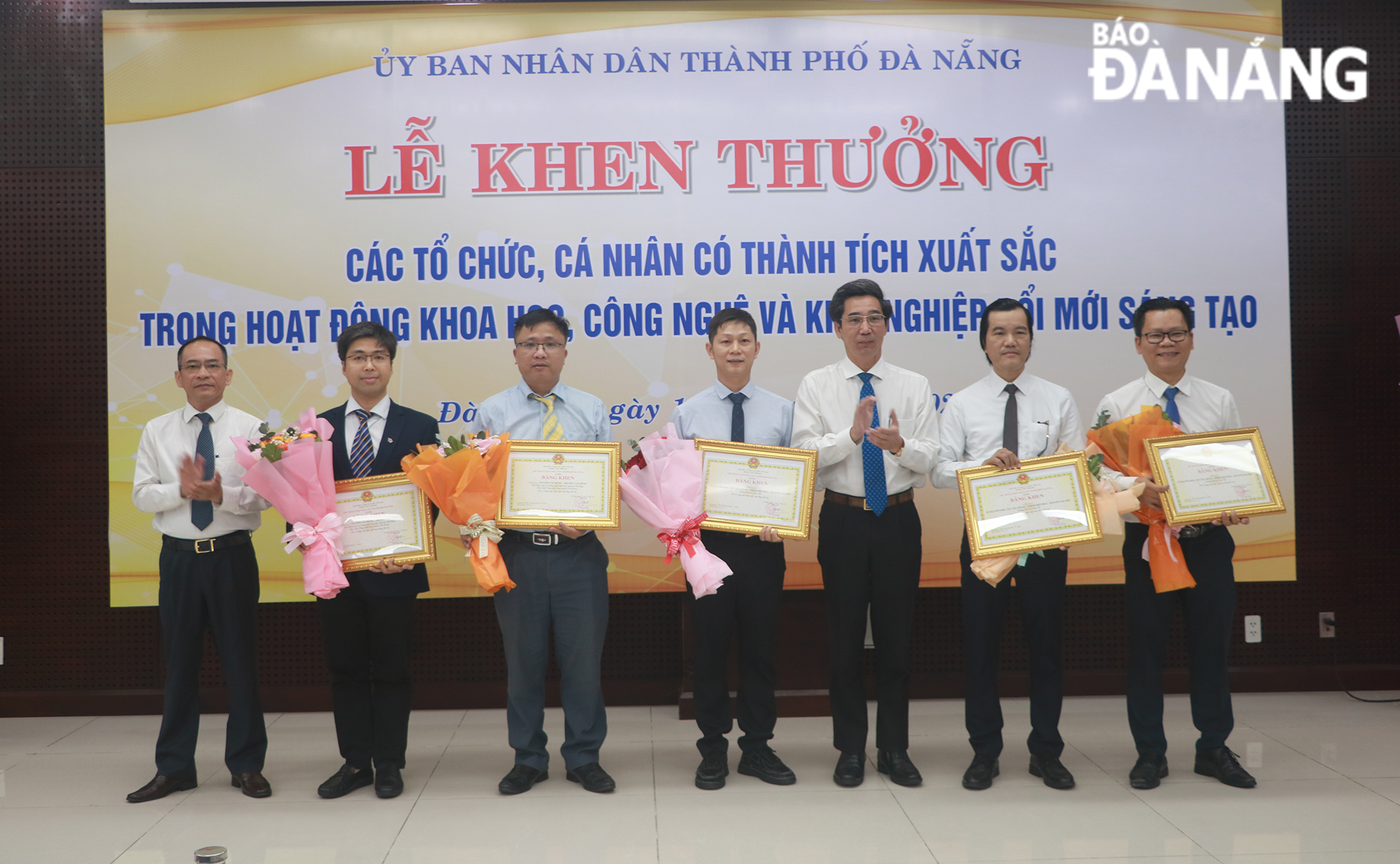 Vice Chairman of the Da Nang People's Committee Tran Chi Cuong (3rd, right) agiving Certificates of Merit to authors and groups of authors of inventions and useful solutions. Photo: VAN HOANG