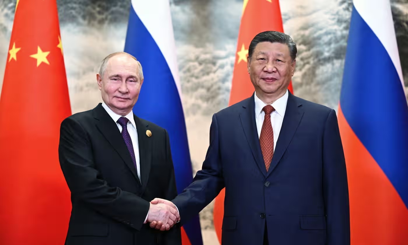 Tổng Bí thư, Chủ tịch Trung Quốc Tập Cận Bình (bên phải) tiếp đón Tổng thống Nga Vladimir Putin tại Bắc Kinh ngày 16-5. Ảnh: AFP	