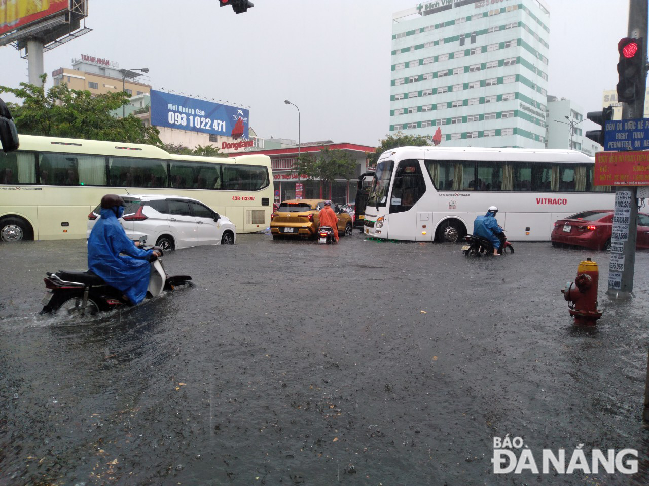 Khu vực ngã tư đường Nguyễn Văn Linh - Lê Đình Lý bị ngập sâu. Ảnh: HOÀNG HIỆP