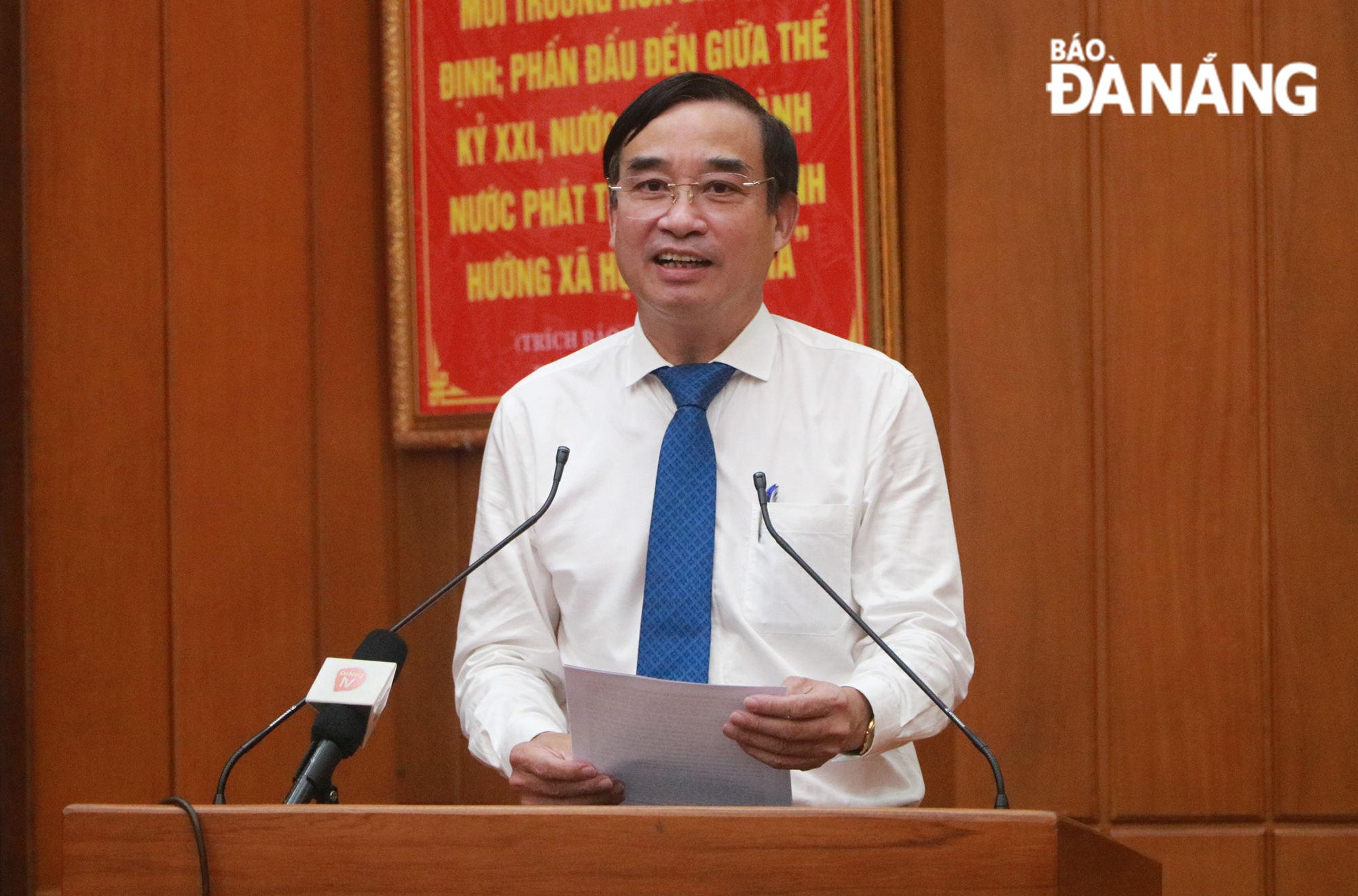 Municipal People's Committee Chairman Le Trung Chinh speaking at the seminar 