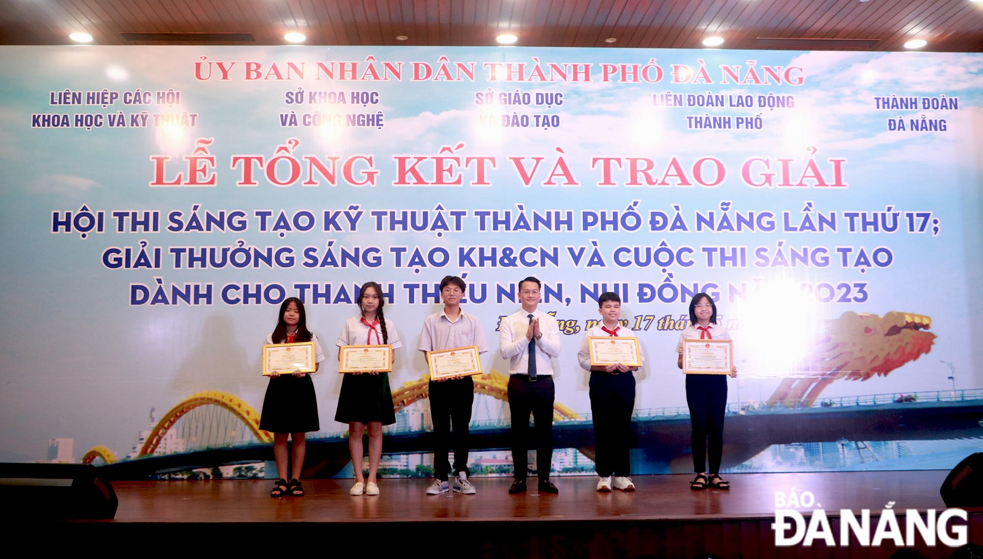 Bí thư Thành đoàn Đà Nẵng Nguyễn Mạnh Dũng (thứ 3, bên phải sang) trao giải cho các học sinh đoạt giải Cuộc thi sáng tạo dành cho thanh thiếu niên, nhi đồng toàn quốc lần thứ 19. Ảnh: VĂN HOÀNG