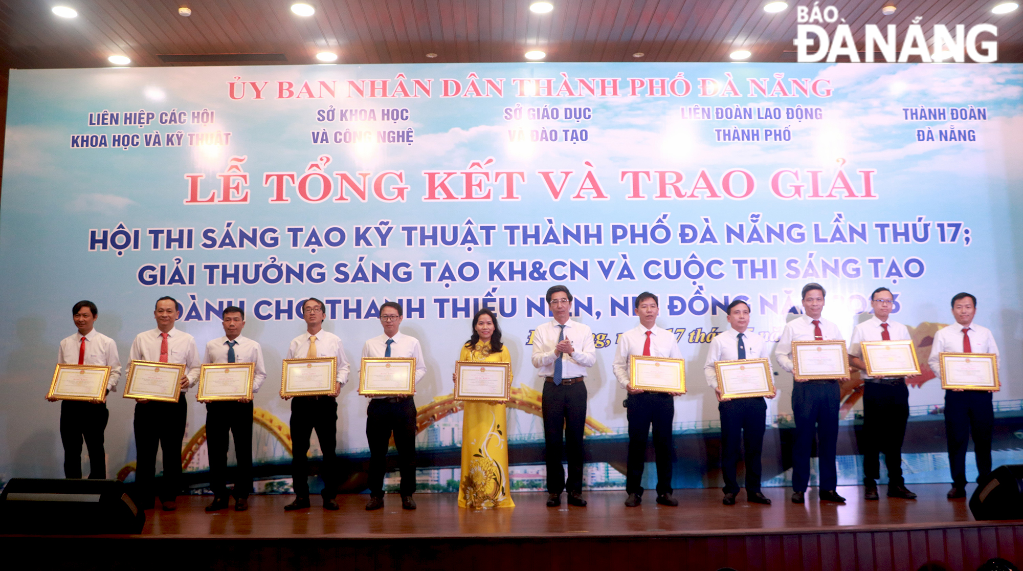 Vice Chairman of the Da Nang People's Committee Tran Chi Cuong awarding Certificates of Merit to the winning authors and groups of authors.