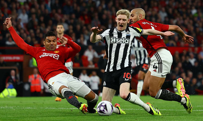 Casemiro (trái) tranh bóng với tiền đạo đối phương trong trận Manchester United thắng Newcastle rạng sáng 16-5 ở vòng áp chót Giải Ngoại hạng Anh. M.U tìm lại phần nào hình ảnh sắc sảo của một đội mạnh.Ảnh: Reuters