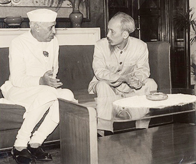 Chủ tịch Hồ Chí Minh trò chuyện với Thủ tướng Ấn Độ Jawaharlal Nehru tại Phủ Chủ tịch, ngày 17-10-1954. Ảnh: Trung tâm Lưu trữ quốc gia III