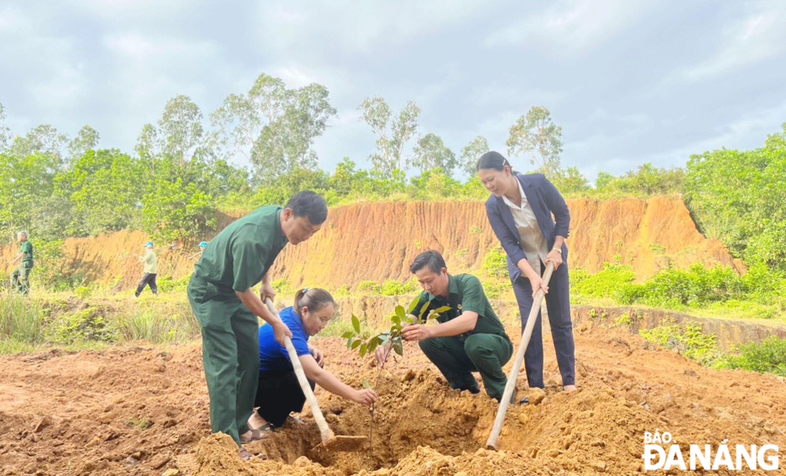 The Youth Union organisation and War Veterans’ Association of Hoa Nhon Commune, Hoa Vang District launched a campaign to plant trees in response to the Government's project 