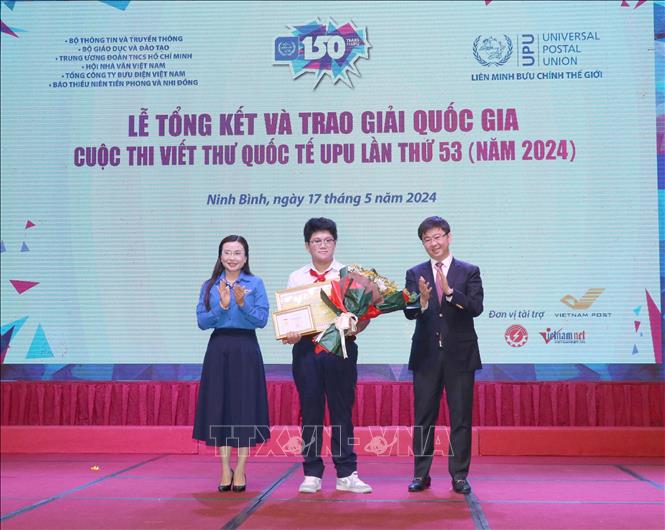 Ban Tổ chức trao giải Nhất cho em Nguyễn Đỗ Quang Minh lớp 9/1, trường Trung học cơ sở - Trung học phổ thông Nguyễn Khuyến, thành phố Đà Nẵng. Ảnh: Thùy Dung/TTXVN