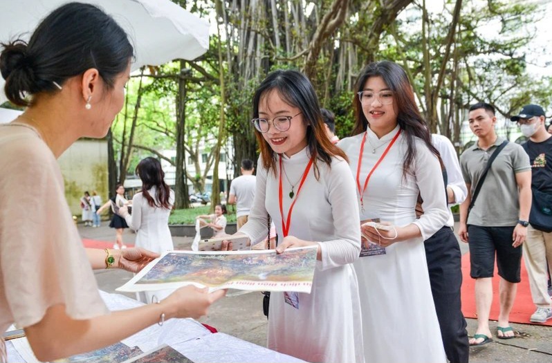 Báo Nhân Dân in thêm 100.000 bản phụ san tranh panorama tặng bạn đọc. (Ảnh: THẾ ĐẠI)