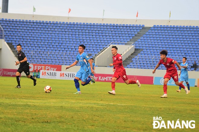 SHB Đà Nẵng (áo xanh) dễ dàng giành chiến thắng trước Phú Thọ, tiến gần đến chức vô địch. 