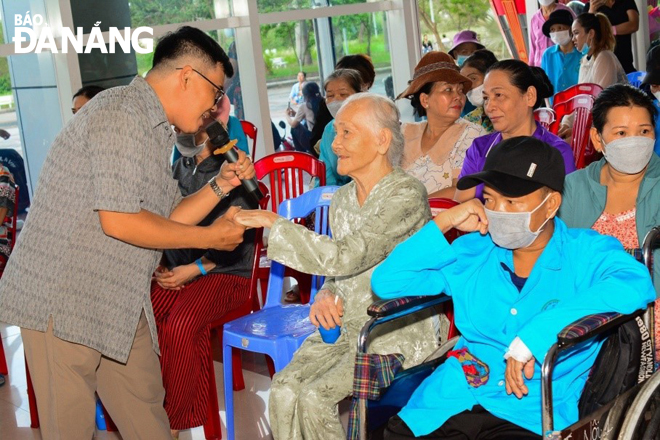 Mr. Nguyen Tran Van Nhan (left) singing for cancer patients at the Da Nang Oncology Hospital in a volunteer programme.