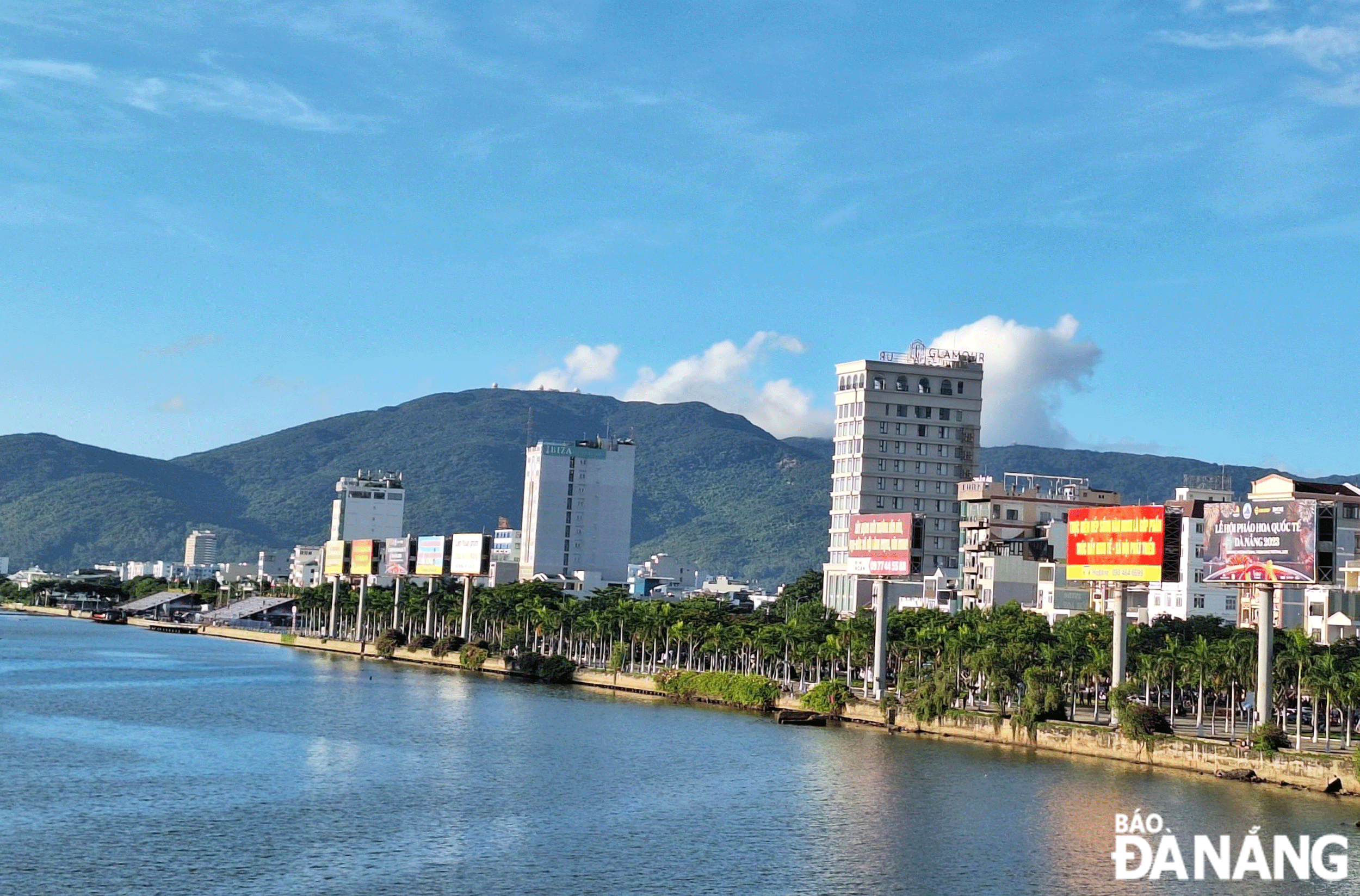 Năm nay, quy mô khán đài được làm lớn hơn để phục vụ người dân và du khách xem pháo hoa. Trong ảnh: Khu vực sẽ lắp đặt khán đài DIFF 2024. Ảnh: THU HÀ