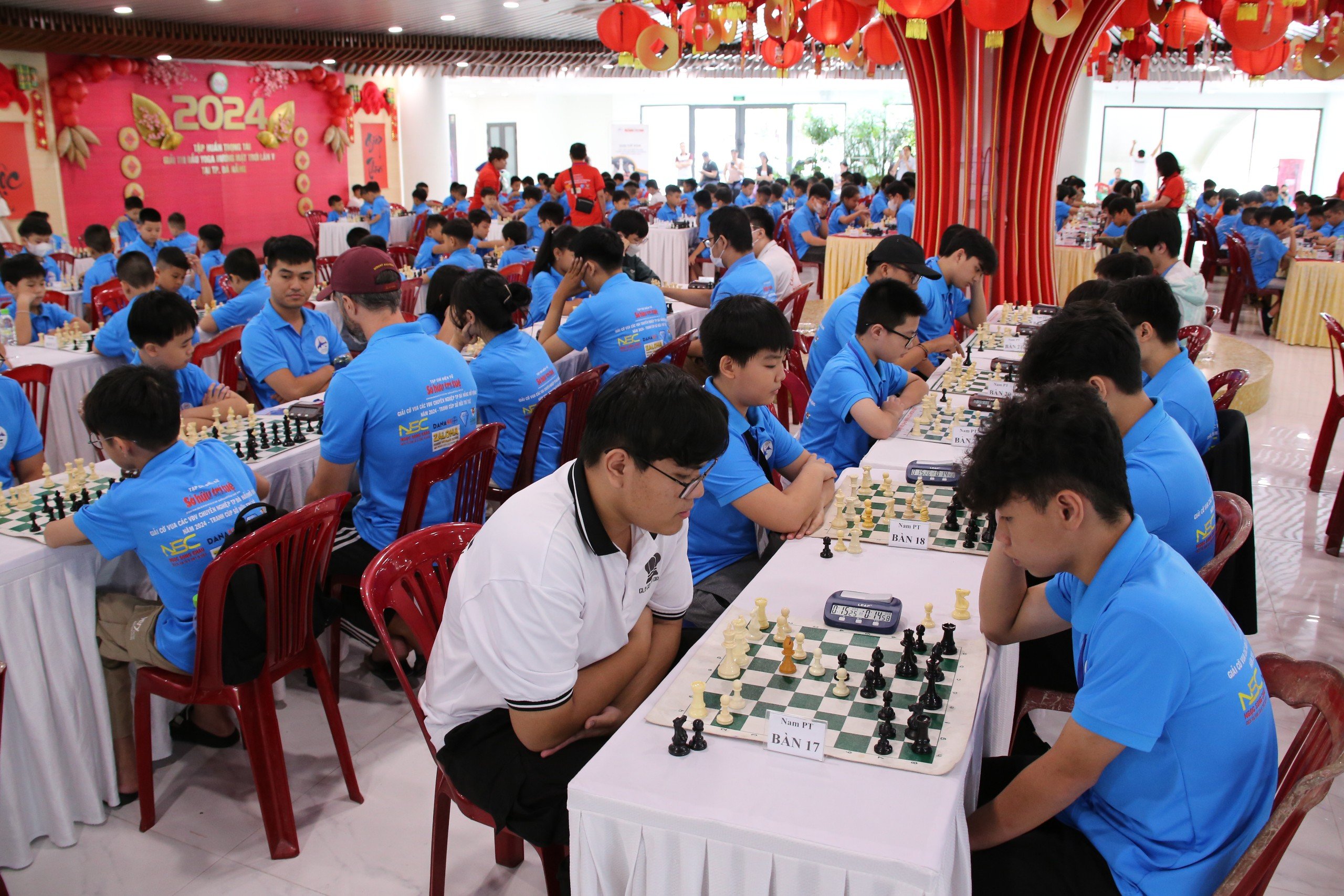 Các kỳ thủ tranh tài tại giải cờ vua các vận động viên chuyên nghiệp thành phố Đà Nẵng mở rộng lần thứ 4 năm 2024. Ảnh: P.N