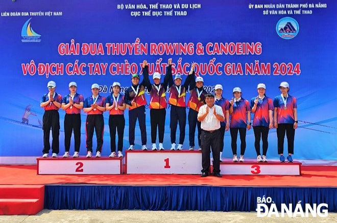 Deputy Director of the Da Nang Department of Culture and Sports Nguyen Trong Thao presenting medals to prize-winning athletes.