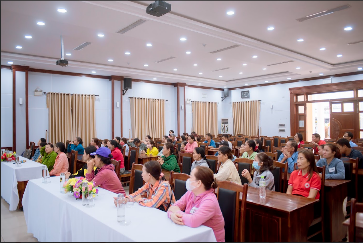 Người thu gom phế liệu tham gia sự kiện trao tặng Thẻ Bảo hiểm Y tế tại quận Thanh Khê, thành phố Đà Nẵng.