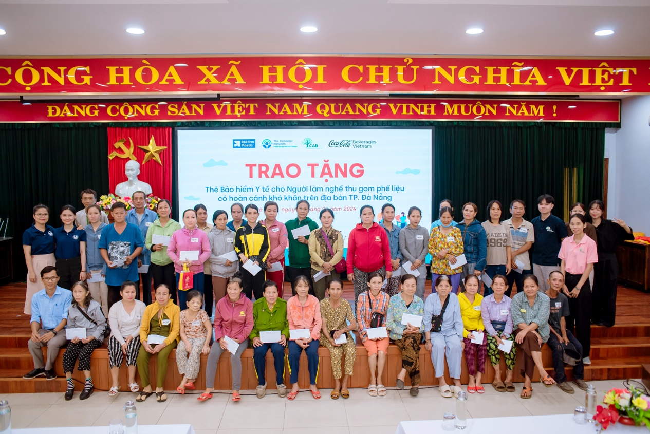 Sự kiện trao tặng Thẻ Bảo hiểm Y tế cho người lao động thu gom phế liệu tại quận Thanh Khê, thành phố Đà Nẵng.