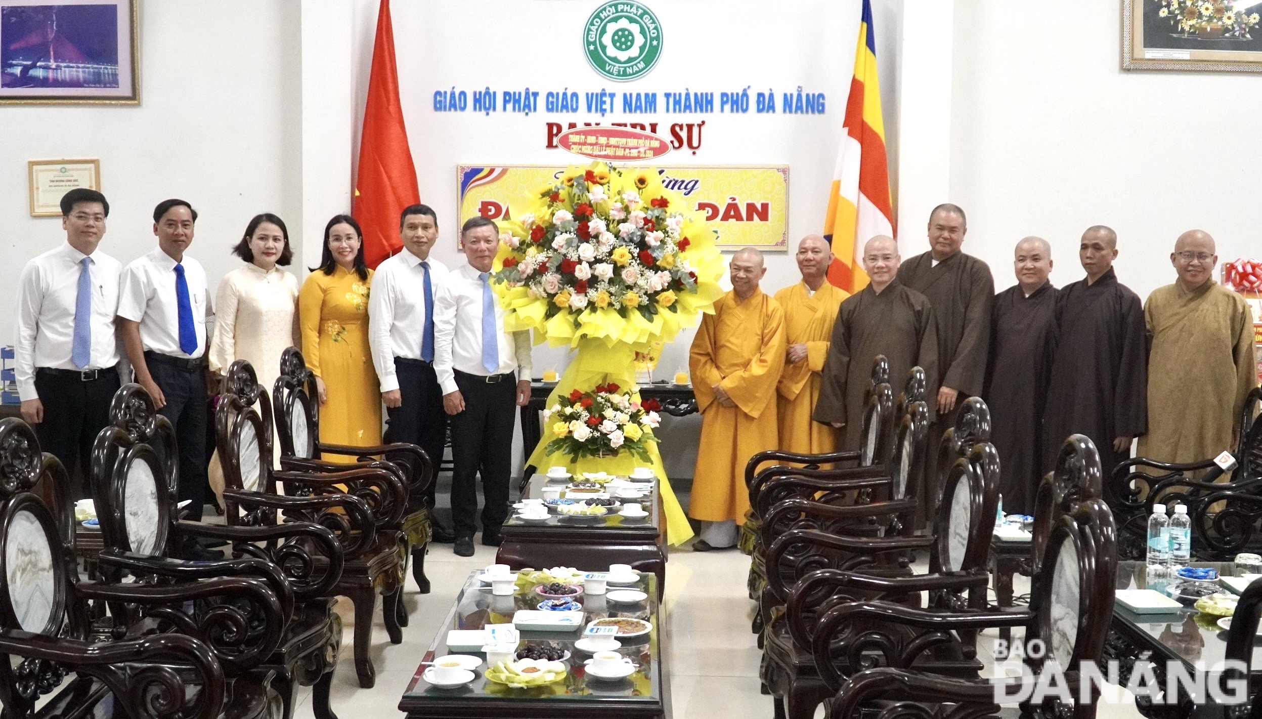 Trưởng ban Dân vận Thành ủy Lê Văn Trung (thứ 6, bên trái sang) cùng lãnh đạo thành phố tặng hoa chúc mừng Ban Trị sự giáo hội Phật giáo thành phố nhân đại lễ Phật đản 2024. Ảnh: N.QUANG