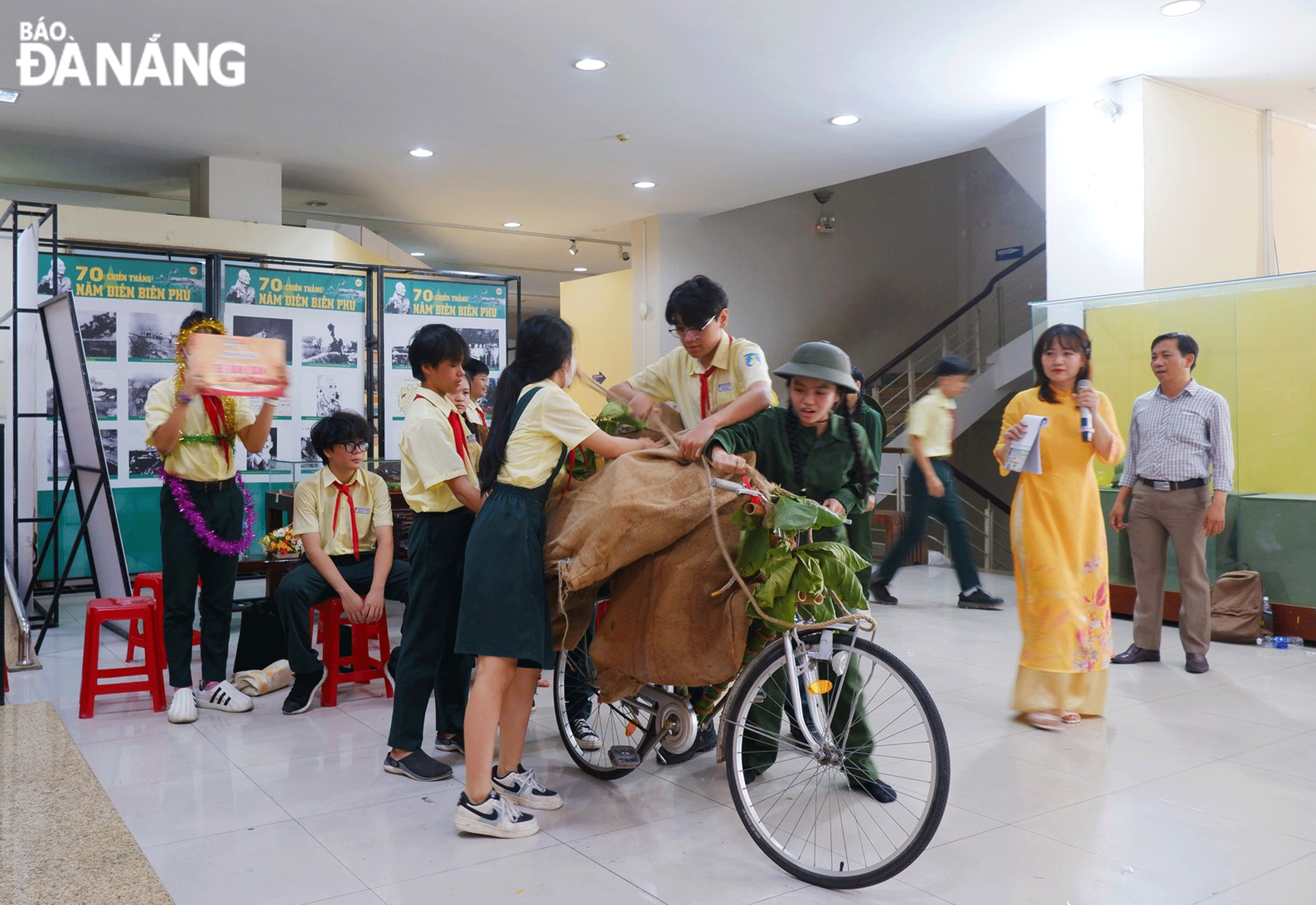 Pupils from the Trung Vuong Junior High School participating in the experiential education programme themed Dien Bien Phu - Rendezvous in May